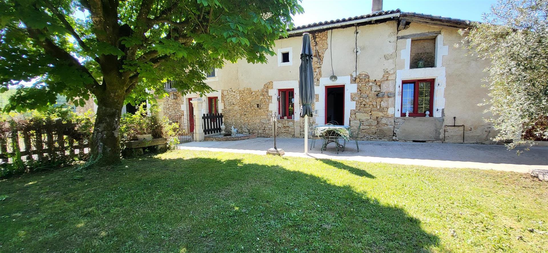 Old renovated stone house, adjoining barn, swimming pool, well, land 1170 M2