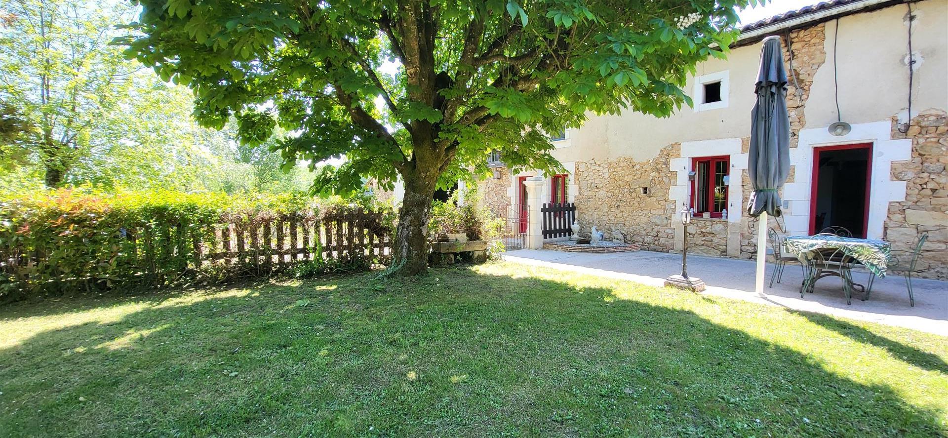 Old renovated stone house, adjoining barn, swimming pool, well, land 1170 M2