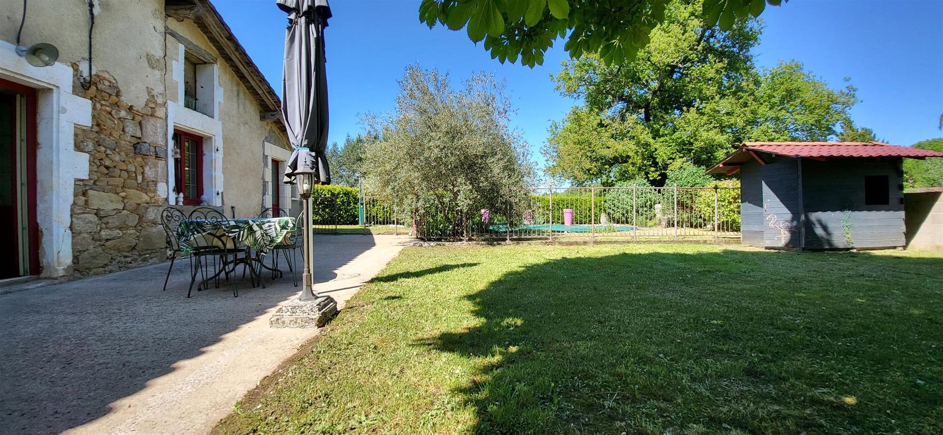 Old renovated stone house, adjoining barn, swimming pool, well, land 1170 M2