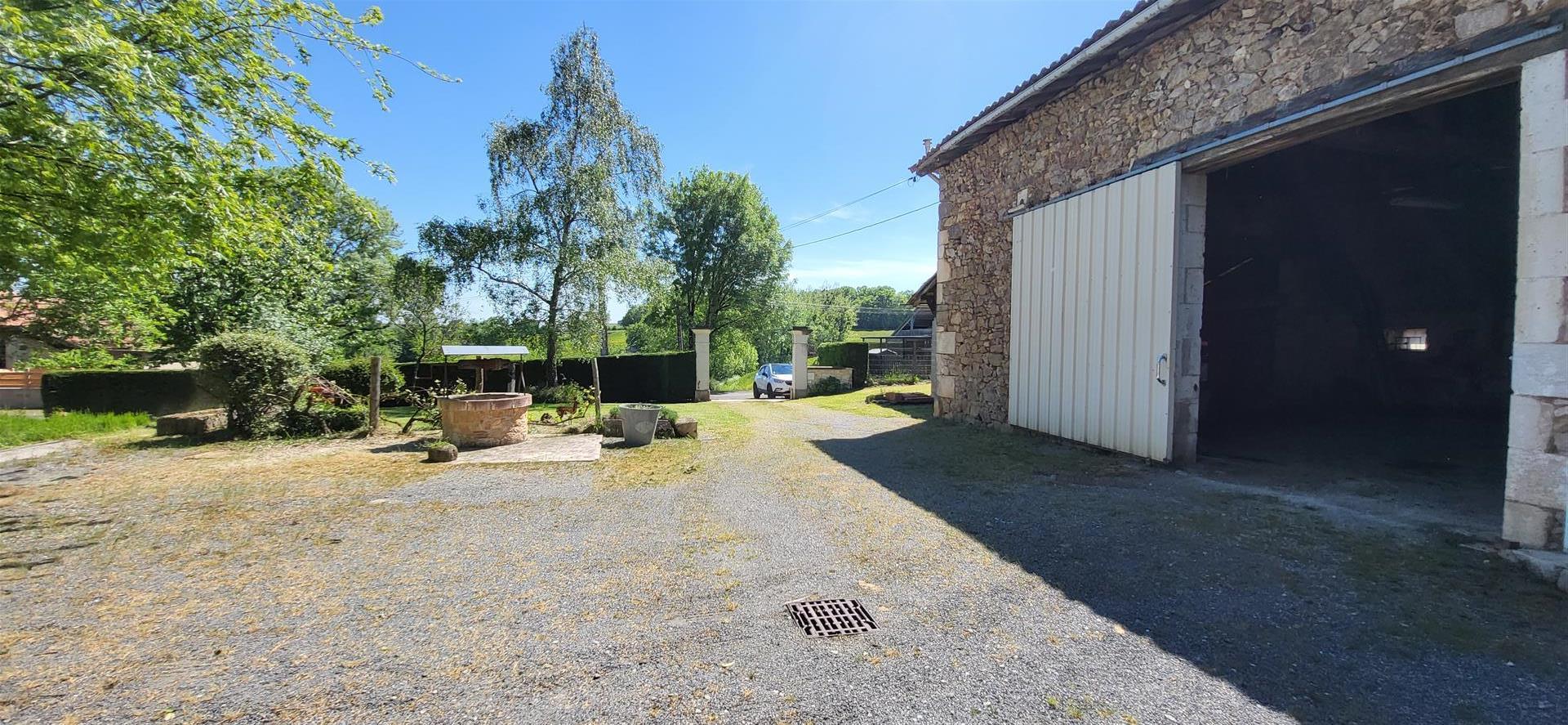 Old renovated stone house, adjoining barn, swimming pool, well, land 1170 M2