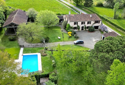 Gascon farmhouse with 4 bedrooms and pool.