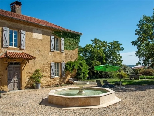 Ferme gasconne avec vue panoramique.