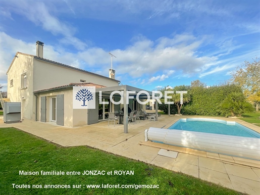 This house / villa of 200 m² (about 2150 ft²), with a land size of 5159 m² (about 0,13 acres) has 6