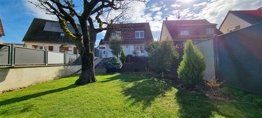 Müntzenheim: Schönes 4/5 Zimmerhaus mit Garage, Garten mit Bäumen 