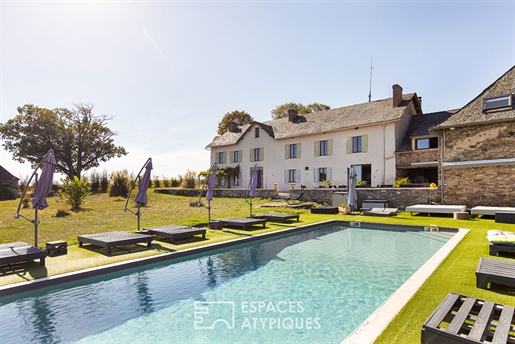 Renovated estate with gîtes, swimming pool and commanding view