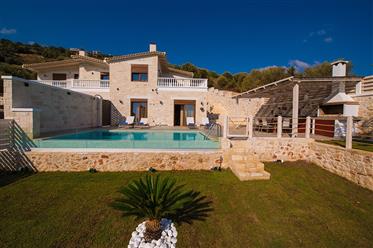 Une maison en pierre avec vue sur la mer avec piscine près d’Héraklion, en Crète!