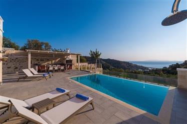 Kamenný dom s výhľadom na more s bazénom neďaleko Herakliónu na Kréte!
