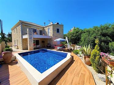 Une maison avec vue sur la mer avec une piscine près d’Héraklion, en Crète!