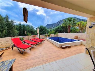 Une maison avec vue sur la mer avec une piscine près d’Héraklion, en Crète!