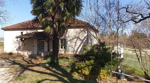 20km from Moissac, Old Quercynoise house on 1ha of hillside land