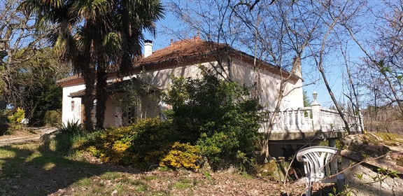 20km from Moissac, Old Quercynoise house on 1ha of hillside land