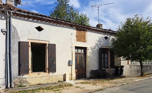 7km from Caussade, in a quiet area, Village house F4