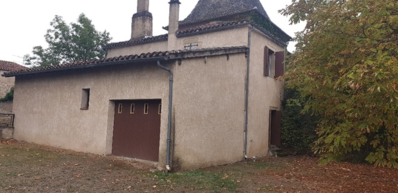 Old house T3 village to renovate / modernize on 395m2 of land with attached garage