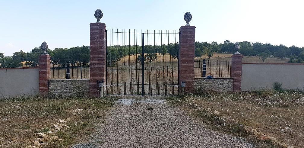 Luxury property on 17h of meadow and woods