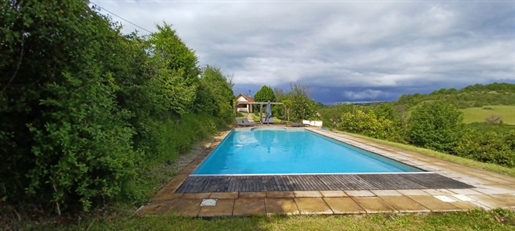 Ensemble typiquement Quercynois Maison + gîte+ piscine sur 2500m2 environ de terrain