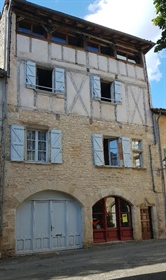 Située dans la région pittoresque des Gorges de l'Aveyron, A St Antonin Noble Val, maison de caractè