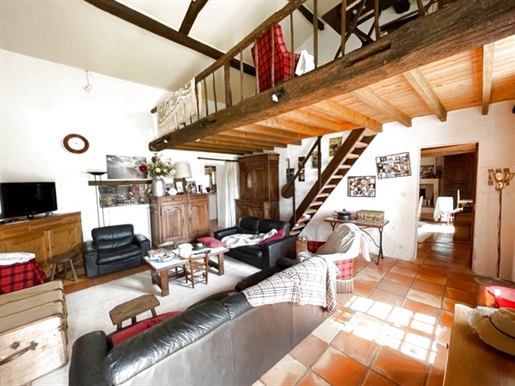 17132 Meschers sur Gironde, Charentaise house of 184 m2 with swimming pool and garage.