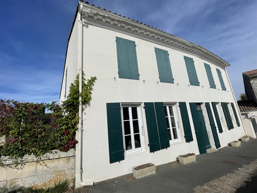 House 7 rooms, surface of 163 m2 + Outbuilding of 50 m2, located in the town of Meschers sur Gi