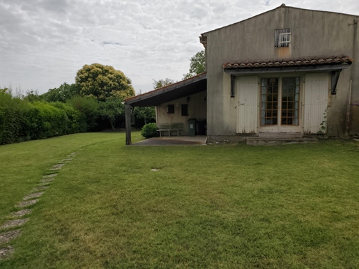 Talmont sur Gironde, Charentaise 60m2, 3 rooms to renovate + outbuildings