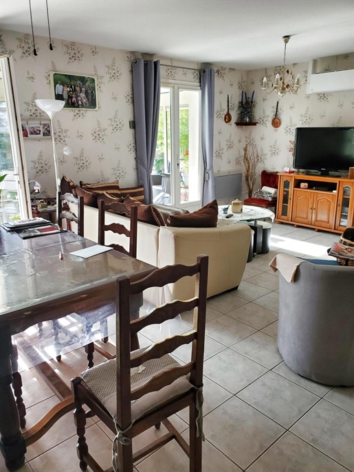 House 6 rooms, surface area of 125 m2, large enclosed garden with trees in the town of: Semussac