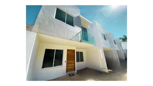 Maison neuve à vendre à El Colli Urbano esq Av. Patria à 1 pâté de maisons de Sams Mariano Otero