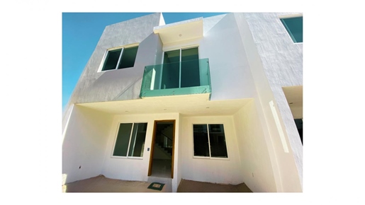 Maison neuve à vendre à El Colli Urbano esq Av. Patria à 1 pâté de maisons de Sams Mariano Otero