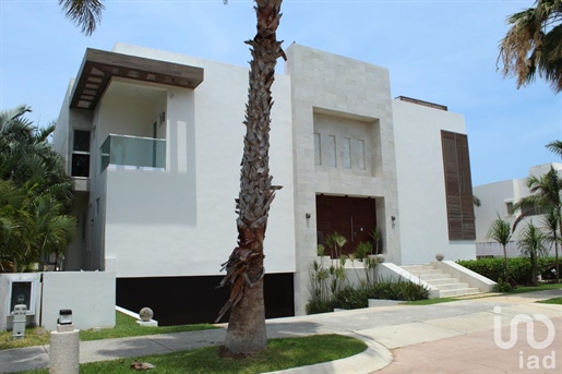 Casa en venta ubicada en Puerto Cancún, Quintana Roo