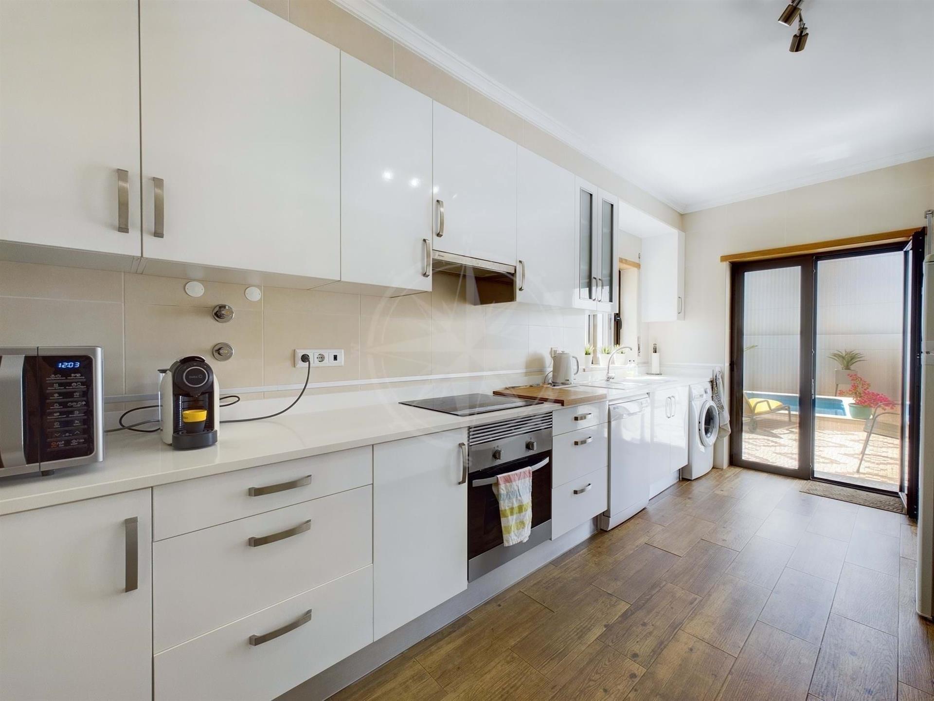 Mooie halfvrijstaande villa met 3 slaapkamers, zwembad en garage