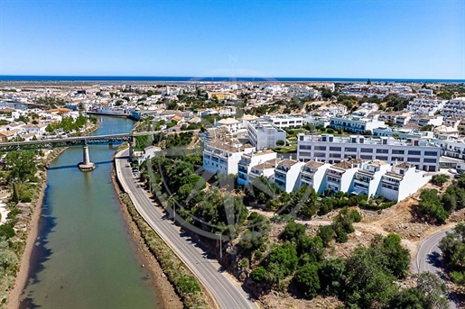 Tavira Moradia em banda T3 com garagem, jardim, terraços e vista para o rio