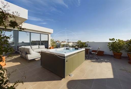 Tavira centre 3 bedroom penthouse with huge private roof terrace