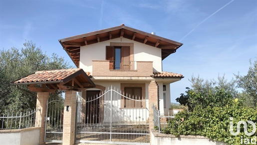 Einfamilienhaus / Villa zu verkaufen 180 m² - 2 Schlafzimmer - Collecorvino