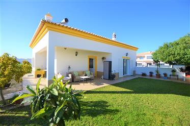 Villa de 4 chambres avec jardin, terrasse et garage entre Algoz et Ferreiras, Algarve, Portugal