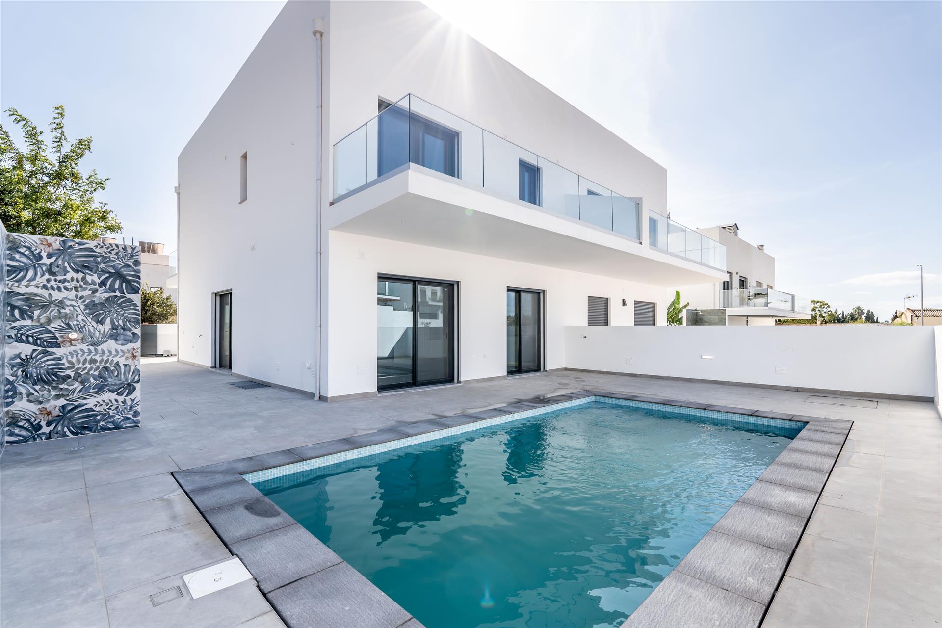 Moradia Moderna A Estrear 3 quartos, cave, piscina privativa, terraços e maravilhosa vista de mar / 