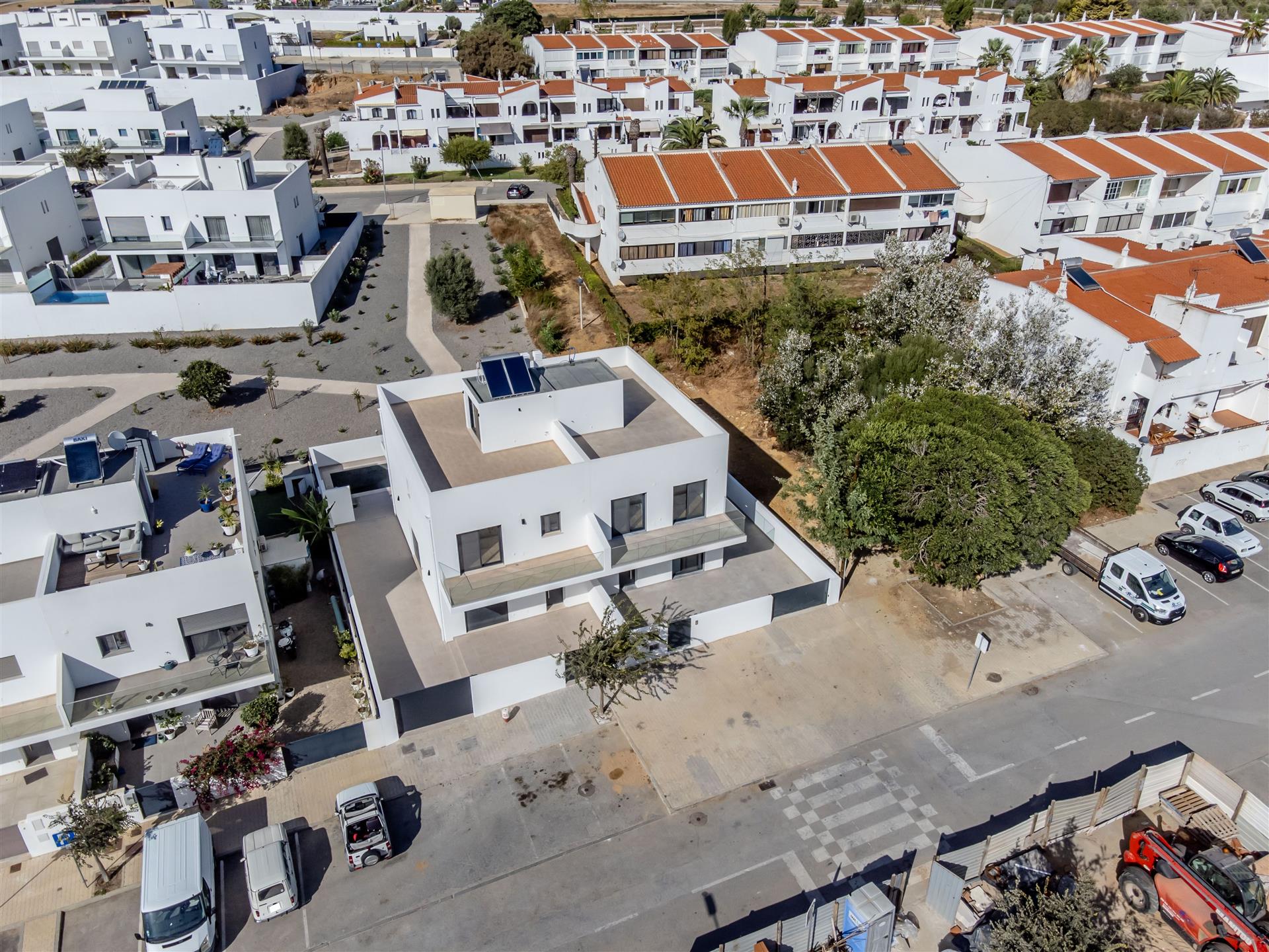 Moradia Moderna A Estrear 3 quartos, cave, piscina privativa, terraços e maravilhosa vista de mar / 