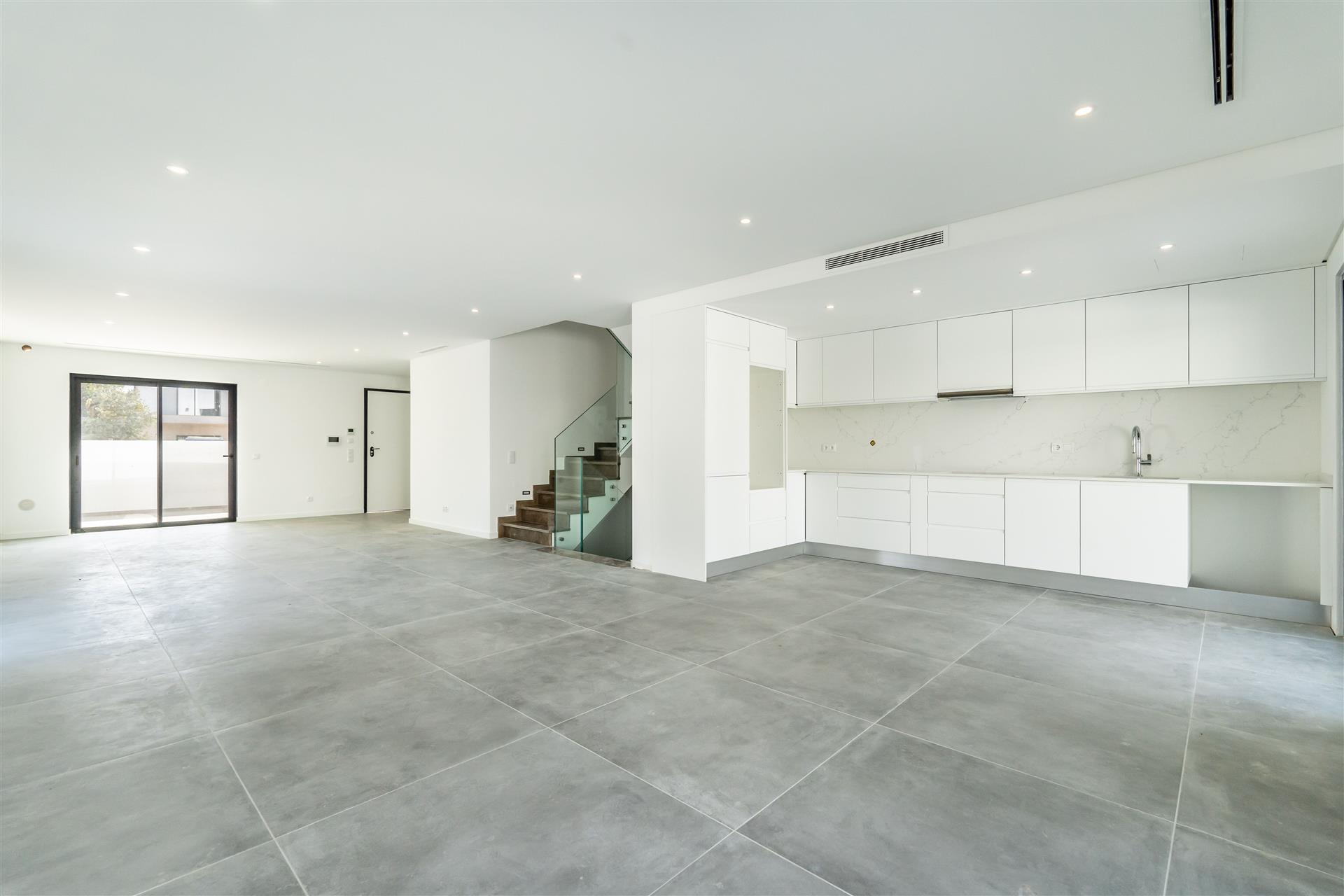 Moradia Moderna A Estrear 3 quartos, cave, piscina privativa, terraços e maravilhosa vista de mar / 