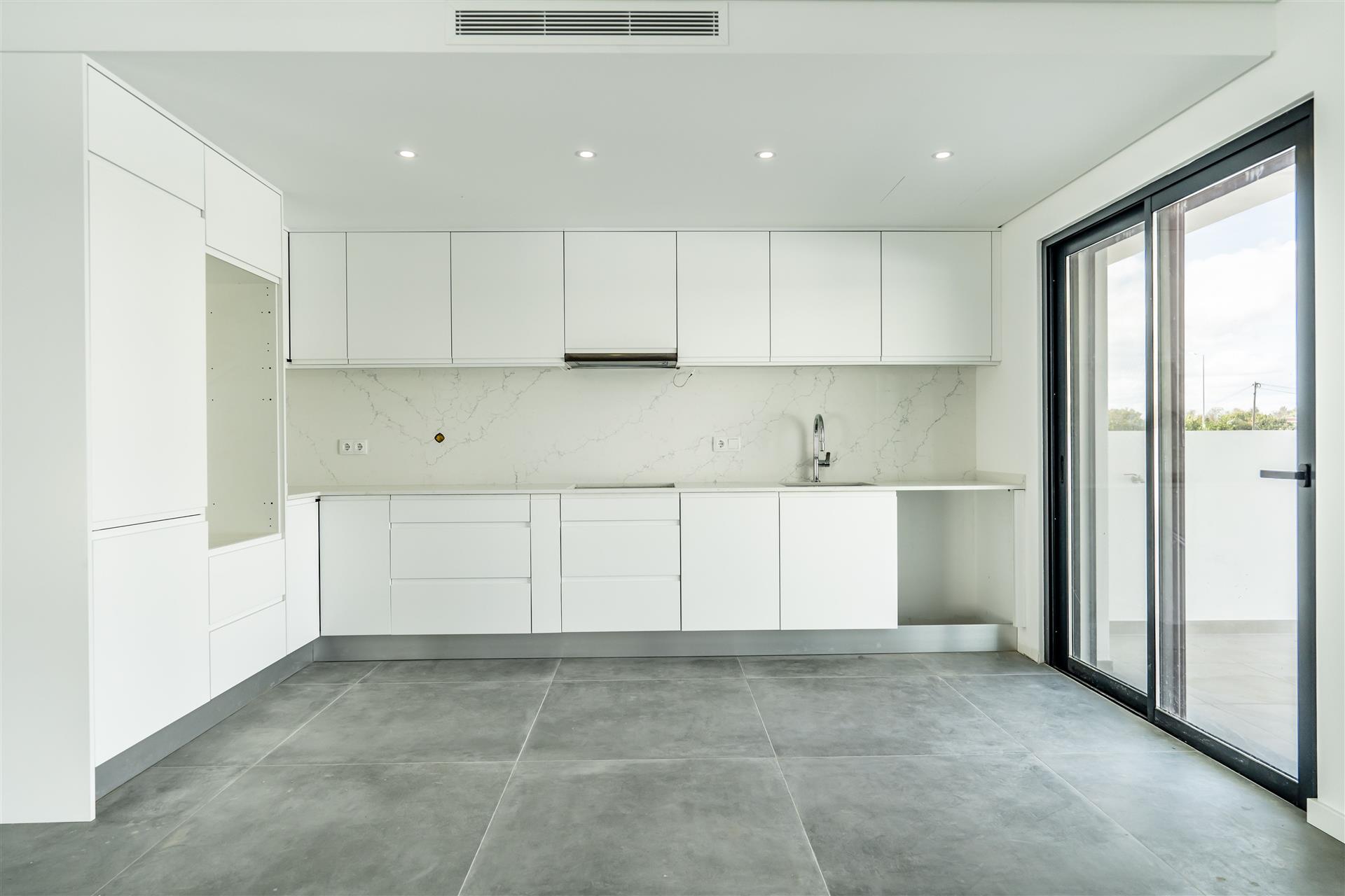 Moradia Moderna A Estrear 3 quartos, cave, piscina privativa, terraços e maravilhosa vista de mar / 