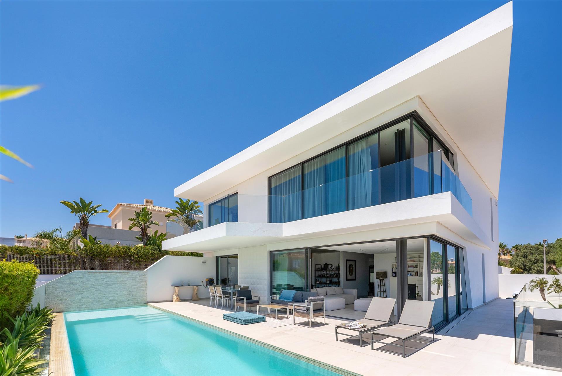 Villa with swimming pool, facing the Ria Formosa Natural Park. Seven minutes from Faro  island.