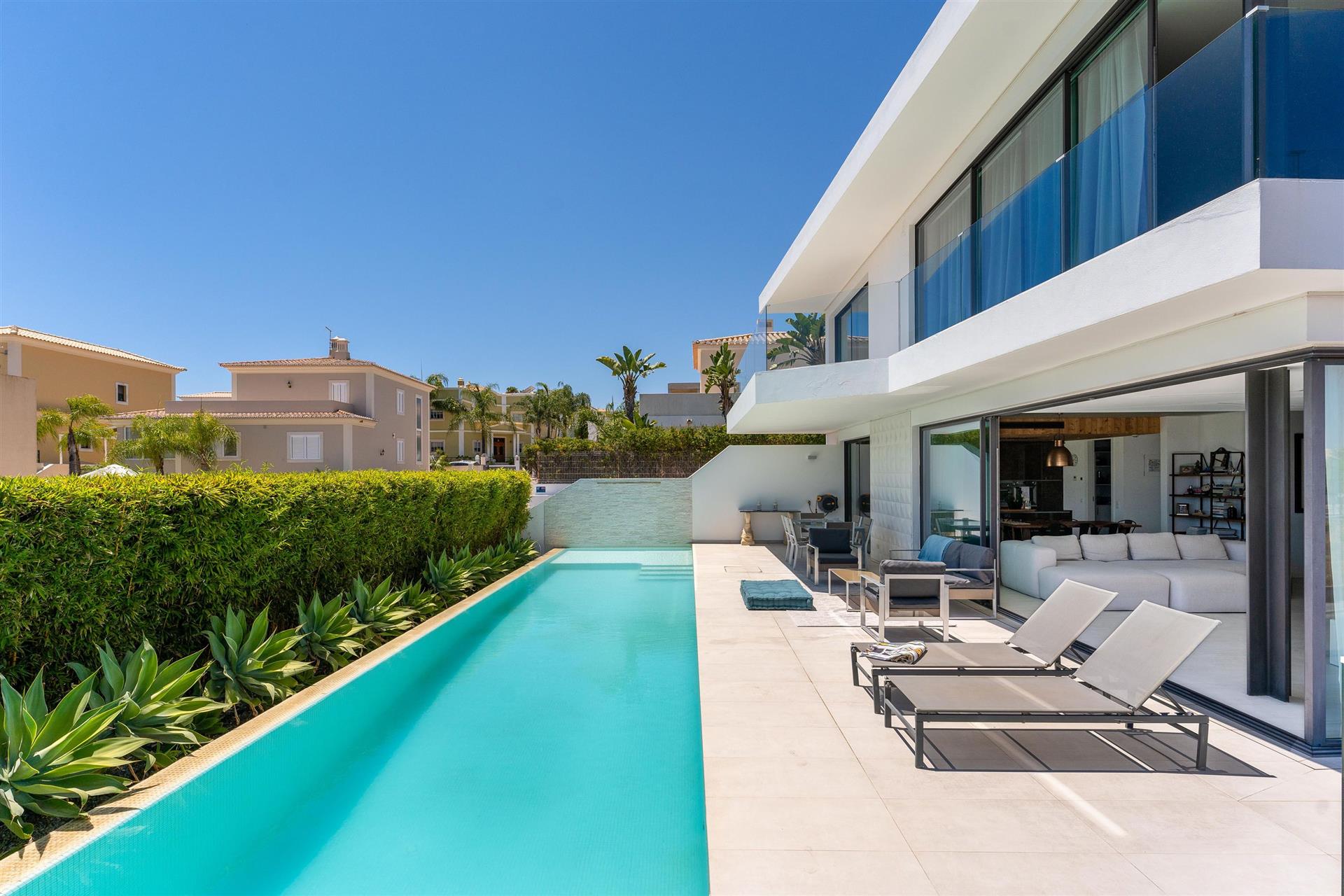 Villa with swimming pool, facing the Ria Formosa Natural Park. Seven minutes from Faro  island.