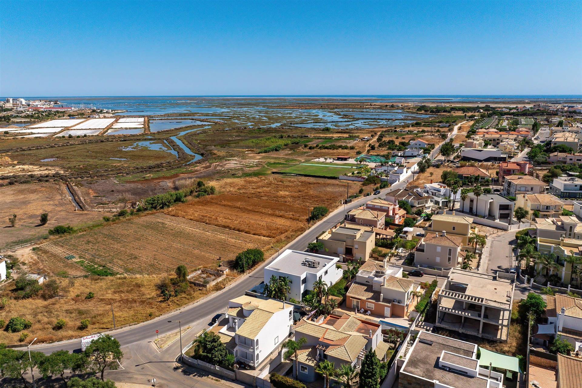 Villa with swimming pool, facing the Ria Formosa Natural Park. Seven minutes from Faro  island.