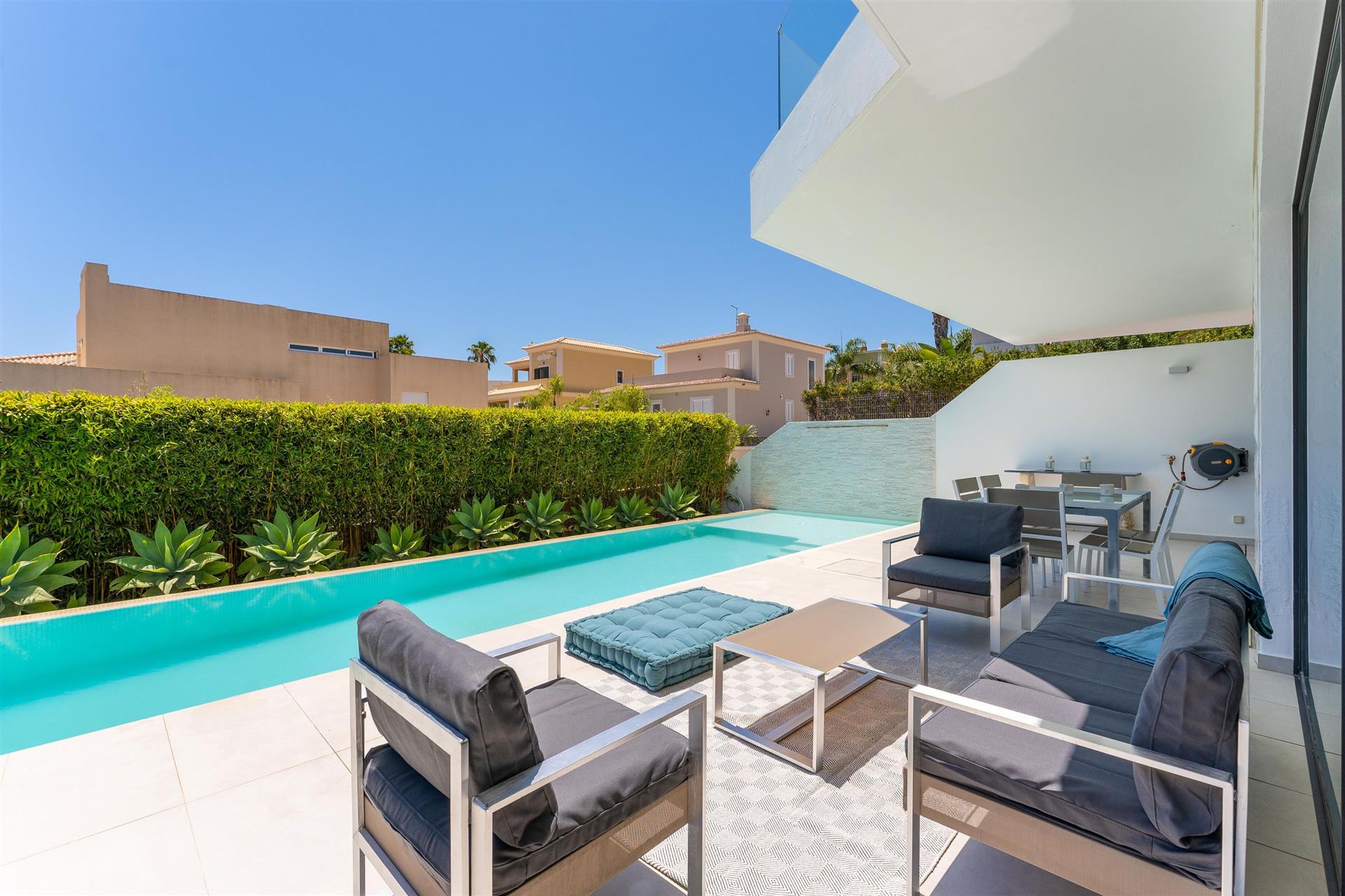 Villa with swimming pool, facing the Ria Formosa Natural Park. Seven minutes from Faro  island.