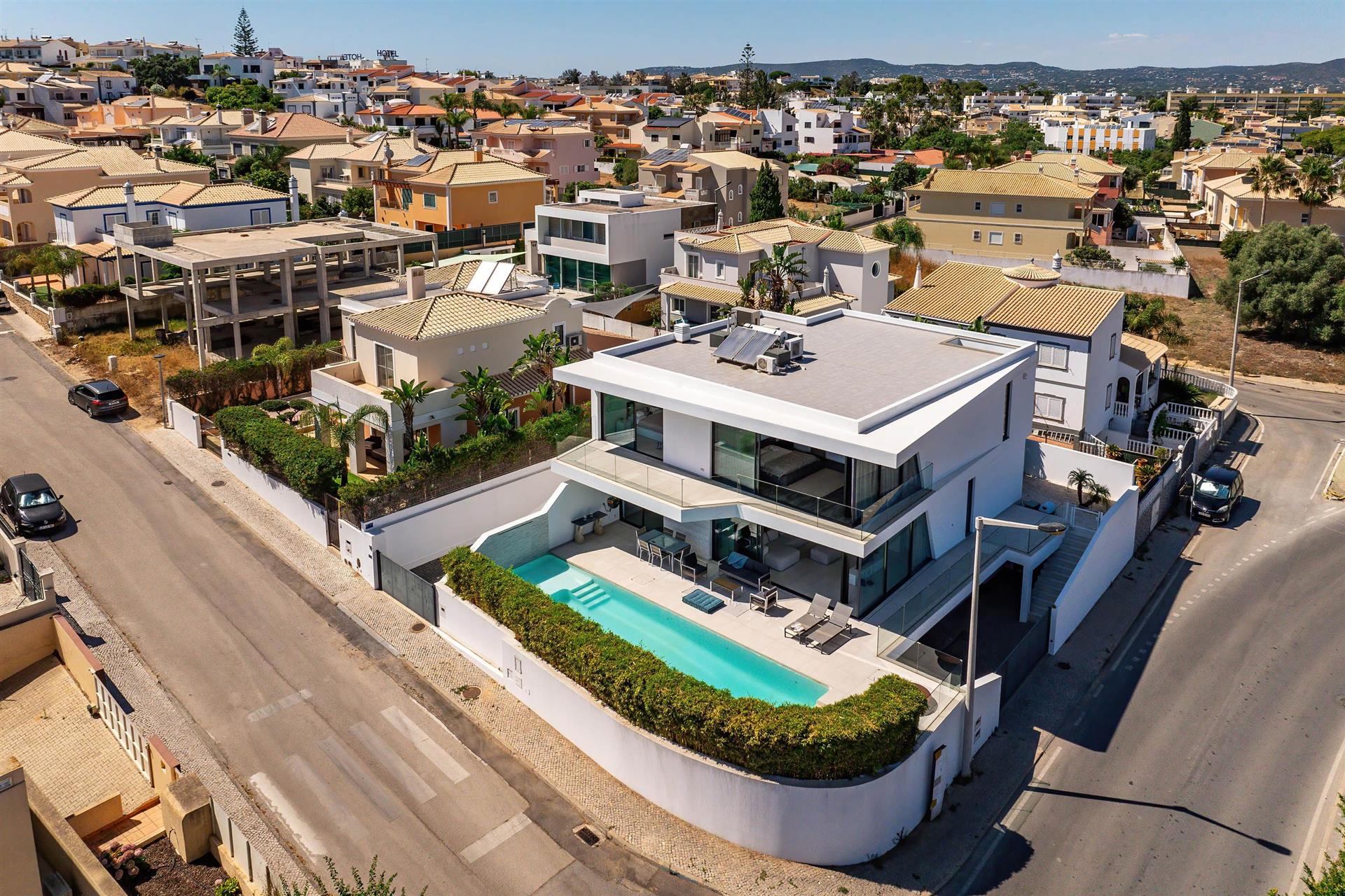 Villa with swimming pool, facing the Ria Formosa Natural Park. Seven minutes from Faro  island.