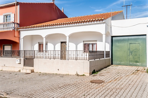 Maison de plain-pied avec garage et cour arrière située à Vila de S.B.