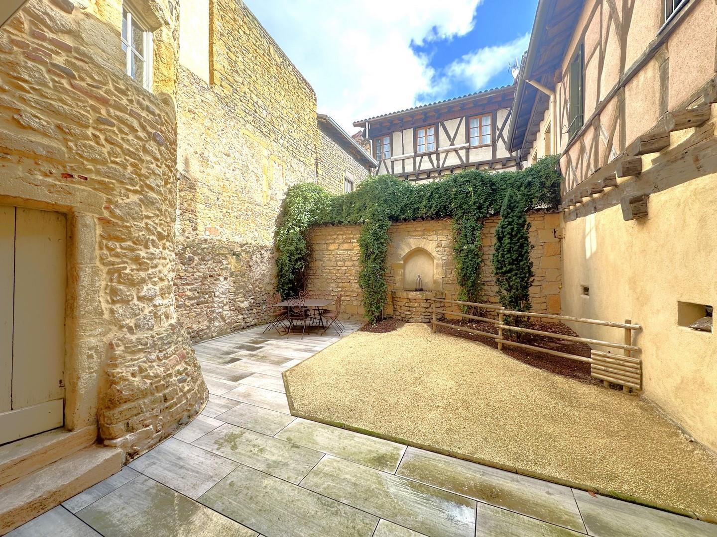 In the heart of a medieval city, a remarkable residence of the fourteenth century