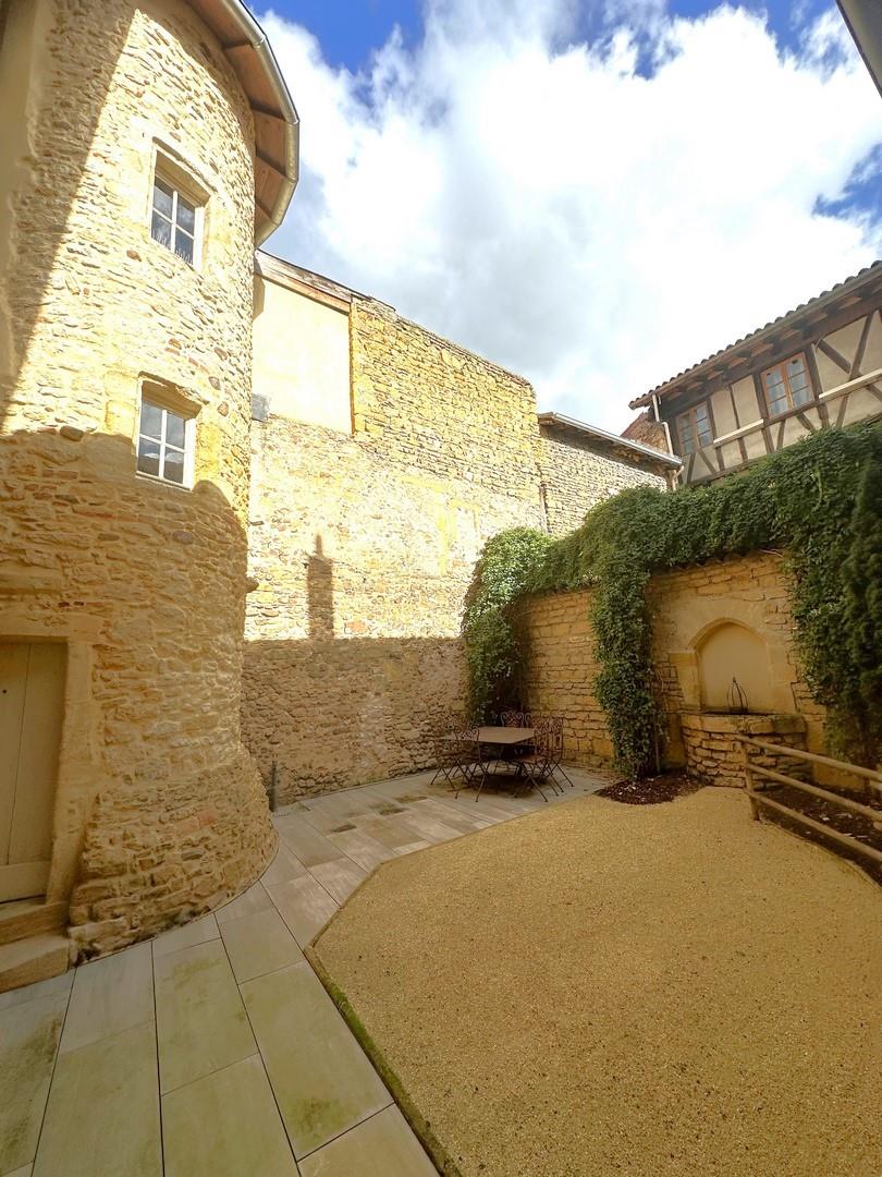In the heart of a medieval city, a remarkable residence of the fourteenth century