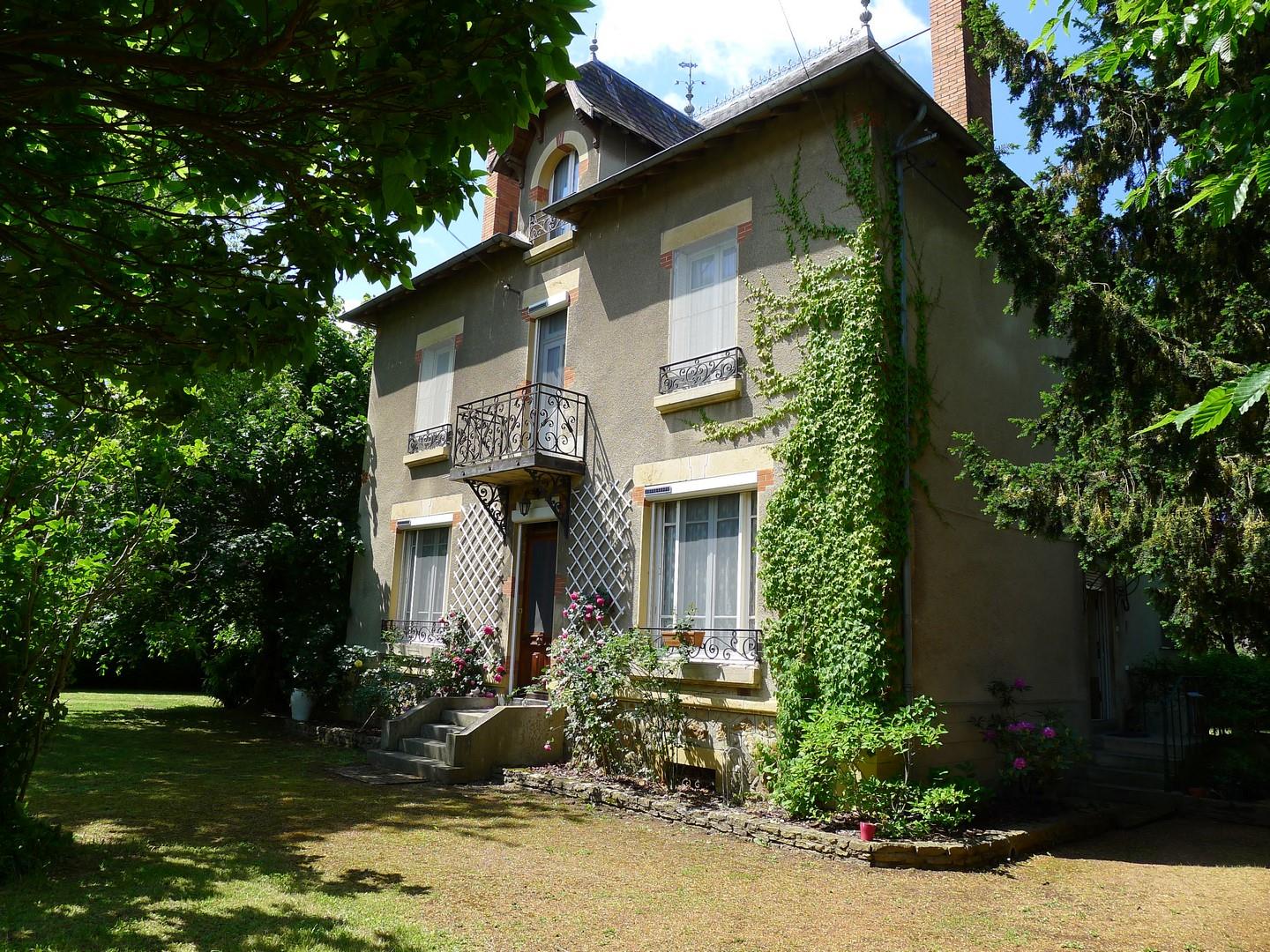 Beautiful bourgeois house in a charming setting