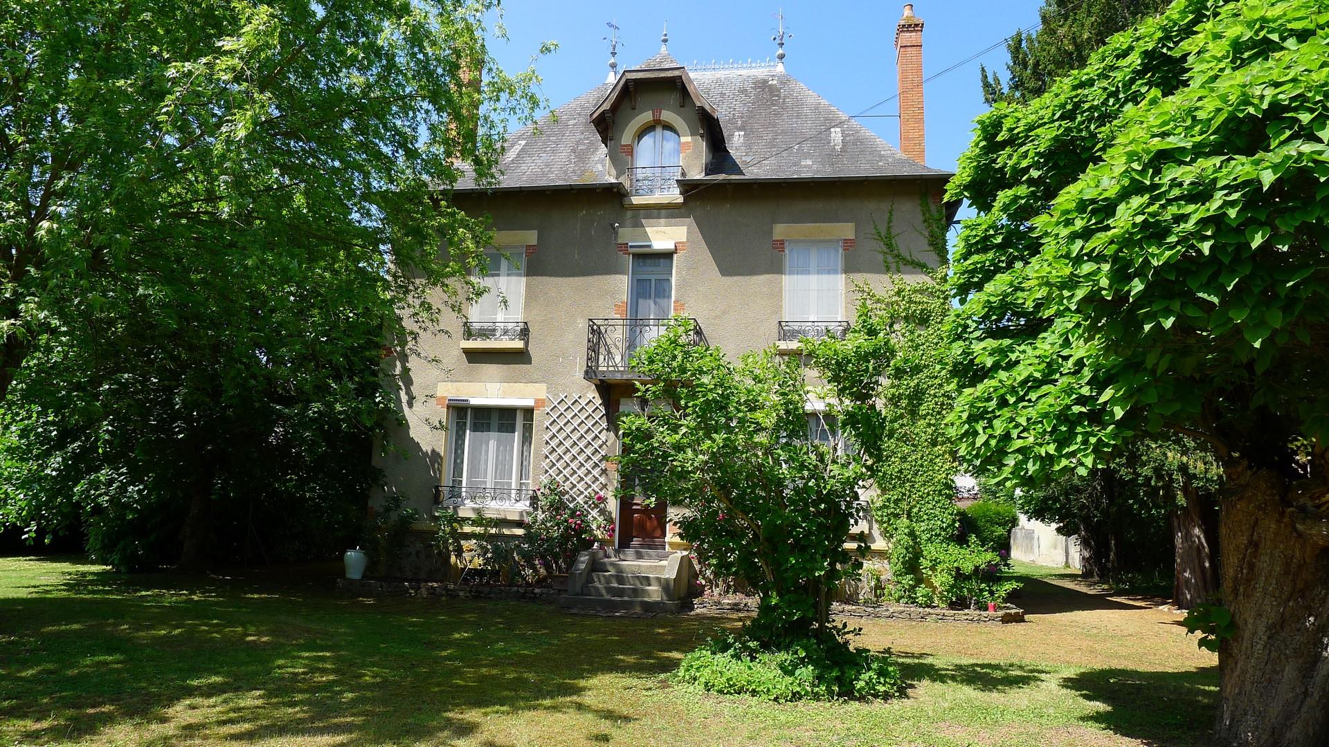 Beautiful bourgeois house in a charming setting
