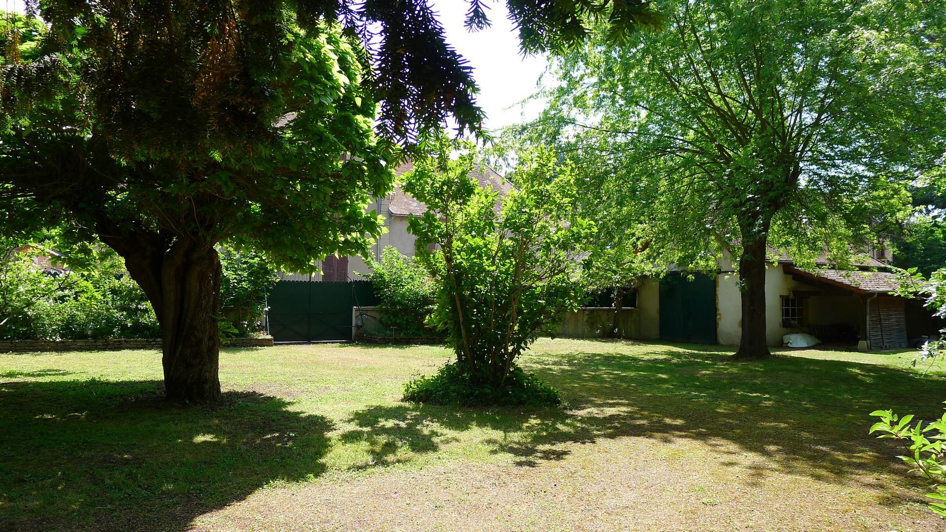 Beautiful bourgeois house in a charming setting