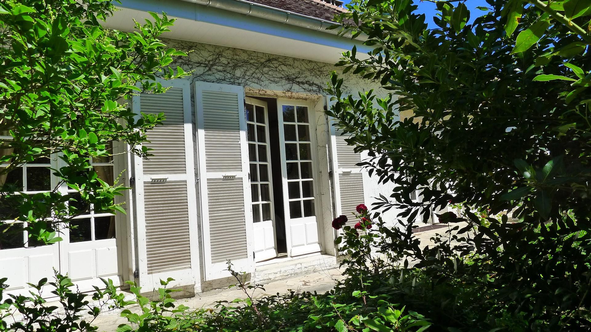 In a charming setting, beautiful villa of character