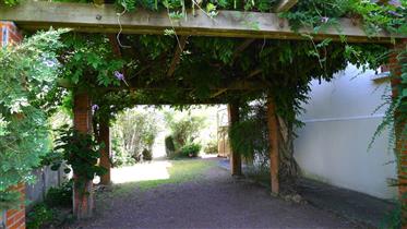 Close to amenities, beautiful villa on enclosed garden, flowered and wooded