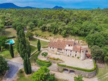 Výnimočný kamenný bastide a majetok s rozlohou 98 hektárov v srdci Provence, úplne súkromný